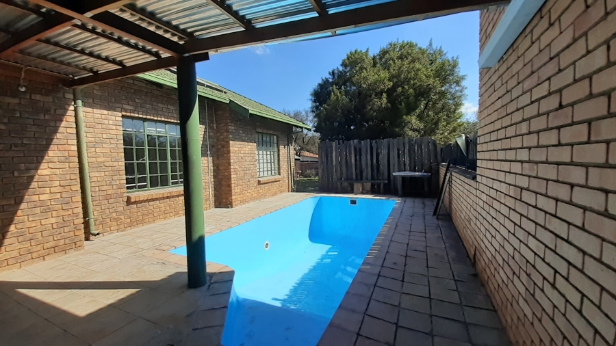 5 Bedroom Property for Sale in Ifafi North West